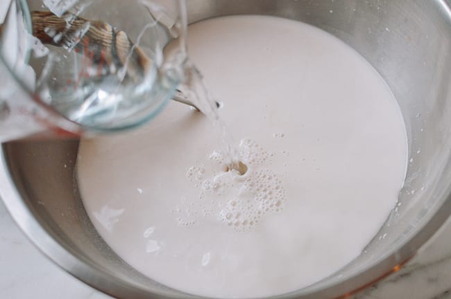 Mixing water into wheat starch to make liangpi batter, jcghk.dfhdjkvfj.cf