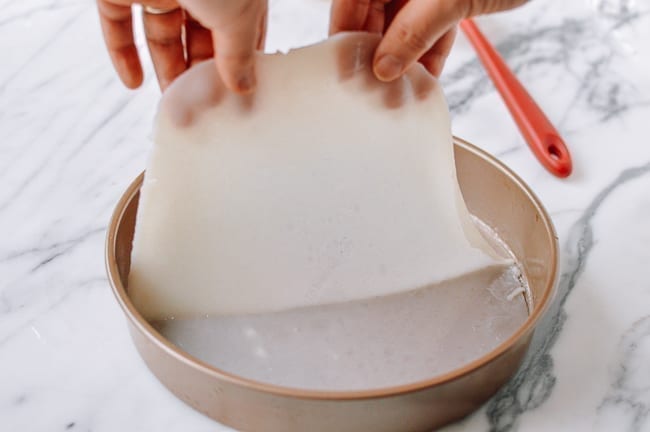Removing cooked liangpi from pan, jcghk.dfhdjkvfj.cf