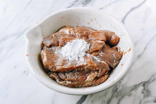 Adding potato starch and water to marinated Taiwan pork chops, jcghk.dfhdjkvfj.cf