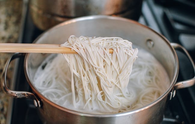 Cooking thin Chinese wheat noodles in pot of boiling water, jcghk.dfhdjkvfj.cf
