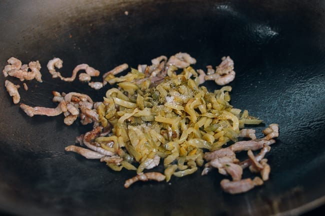 Adding zha cai to pork in wok, jcghk.dfhdjkvfj.cf