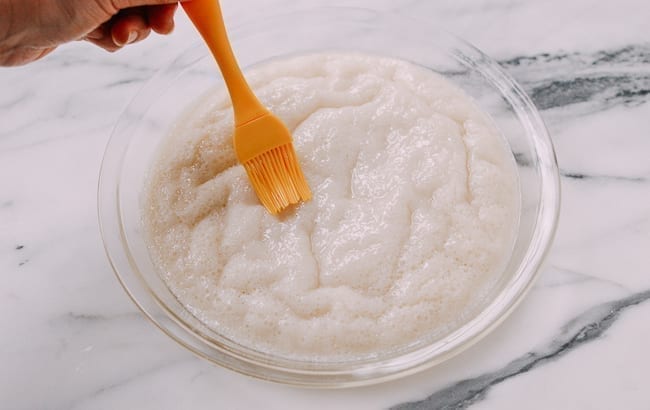 Brushing white sugar sponge cake with oil, jcghk.dfhdjkvfj.cf