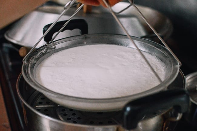 Placing dish of bai tang gao batter in steamer, jcghk.dfhdjkvfj.cf