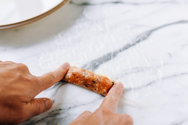 Pressing rice paper around filling, jcghk.dfhdjkvfj.cf