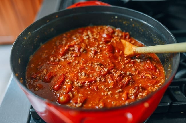 Stirring pot of tomato meat sauce, jcghk.dfhdjkvfj.cf