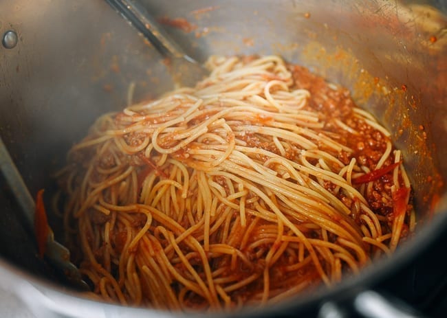 Tossing pasta in sauce, jcghk.dfhdjkvfj.cf