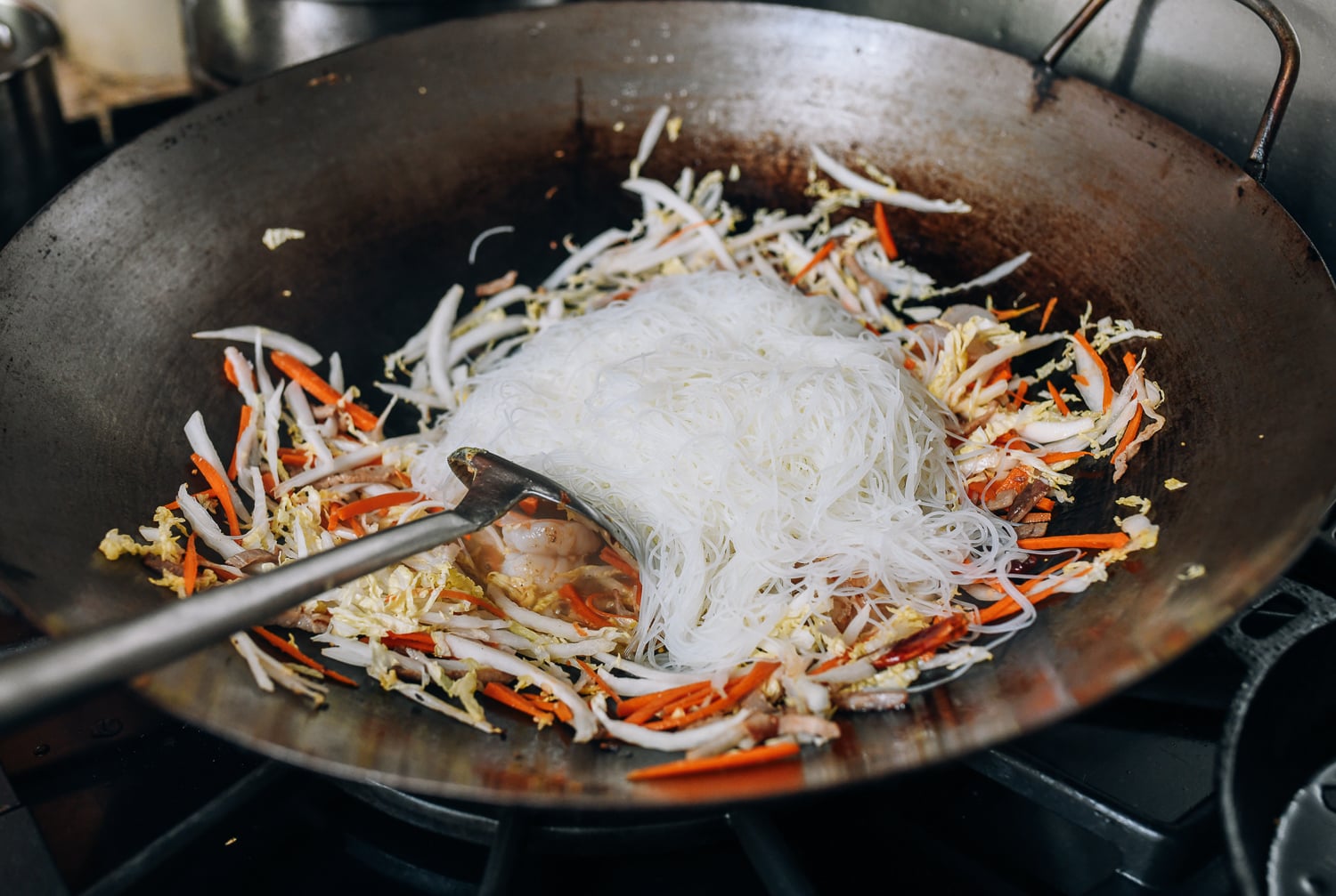 Adding the rice noodles to the wok, jcghk.dfhdjkvfj.cf