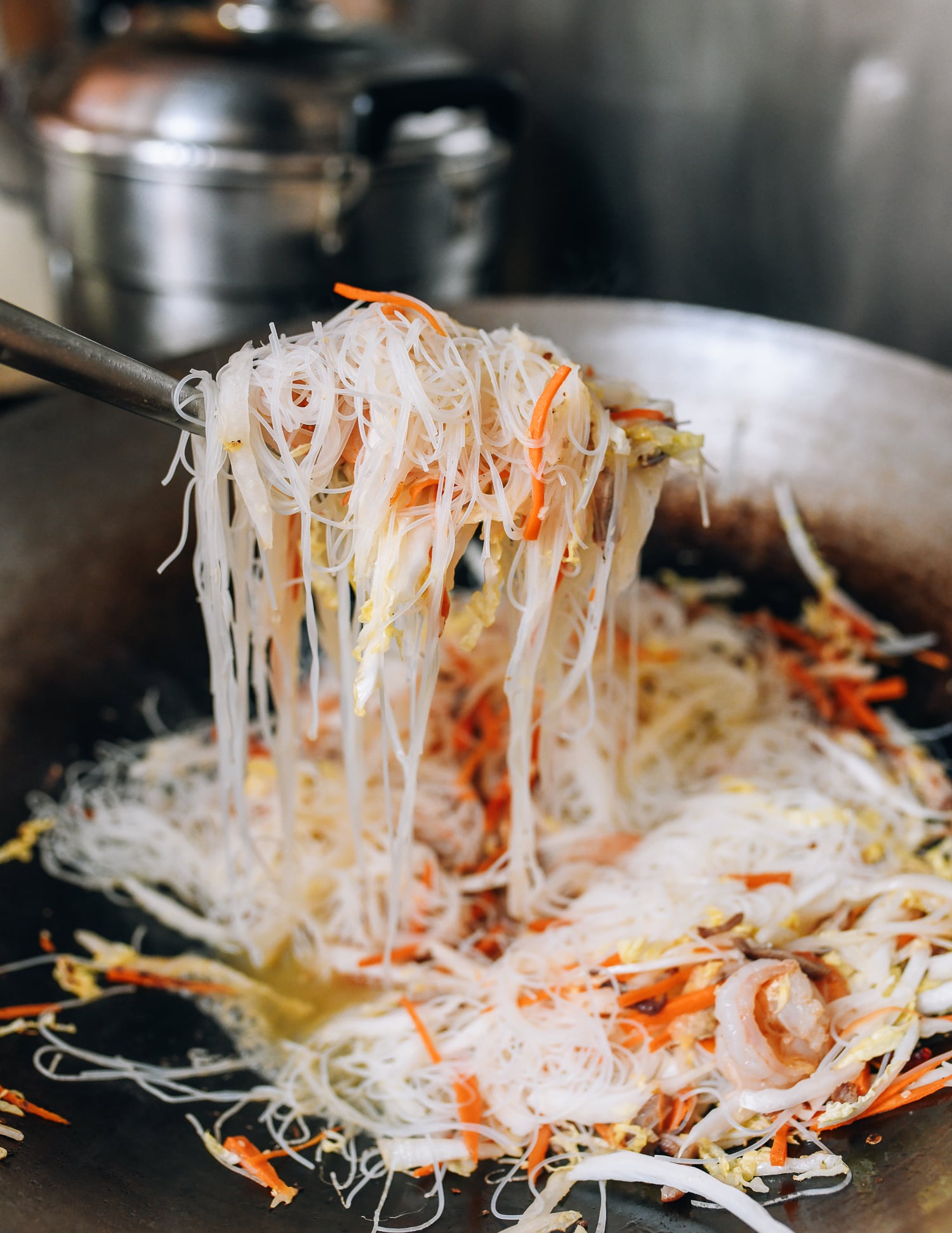 Lifting rice noodles with wok spatula to loosen them, jcghk.dfhdjkvfj.cf