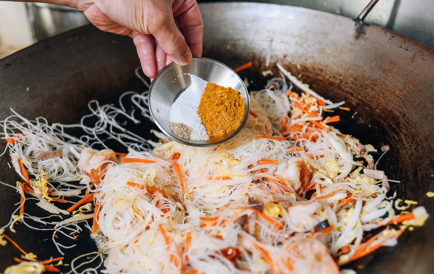 Adding curry powder, salt, sugar, and white pepper to noodles in wok, jcghk.dfhdjkvfj.cf
