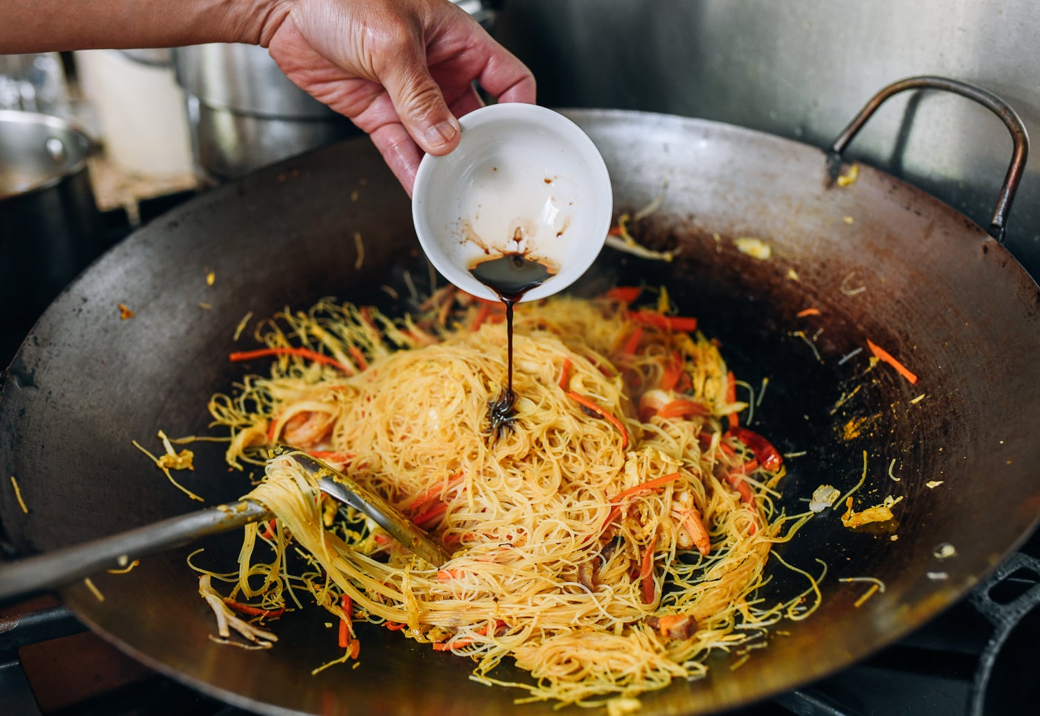 Adding sesame oil and soy sauce to singapore noodles in wok, jcghk.dfhdjkvfj.cf