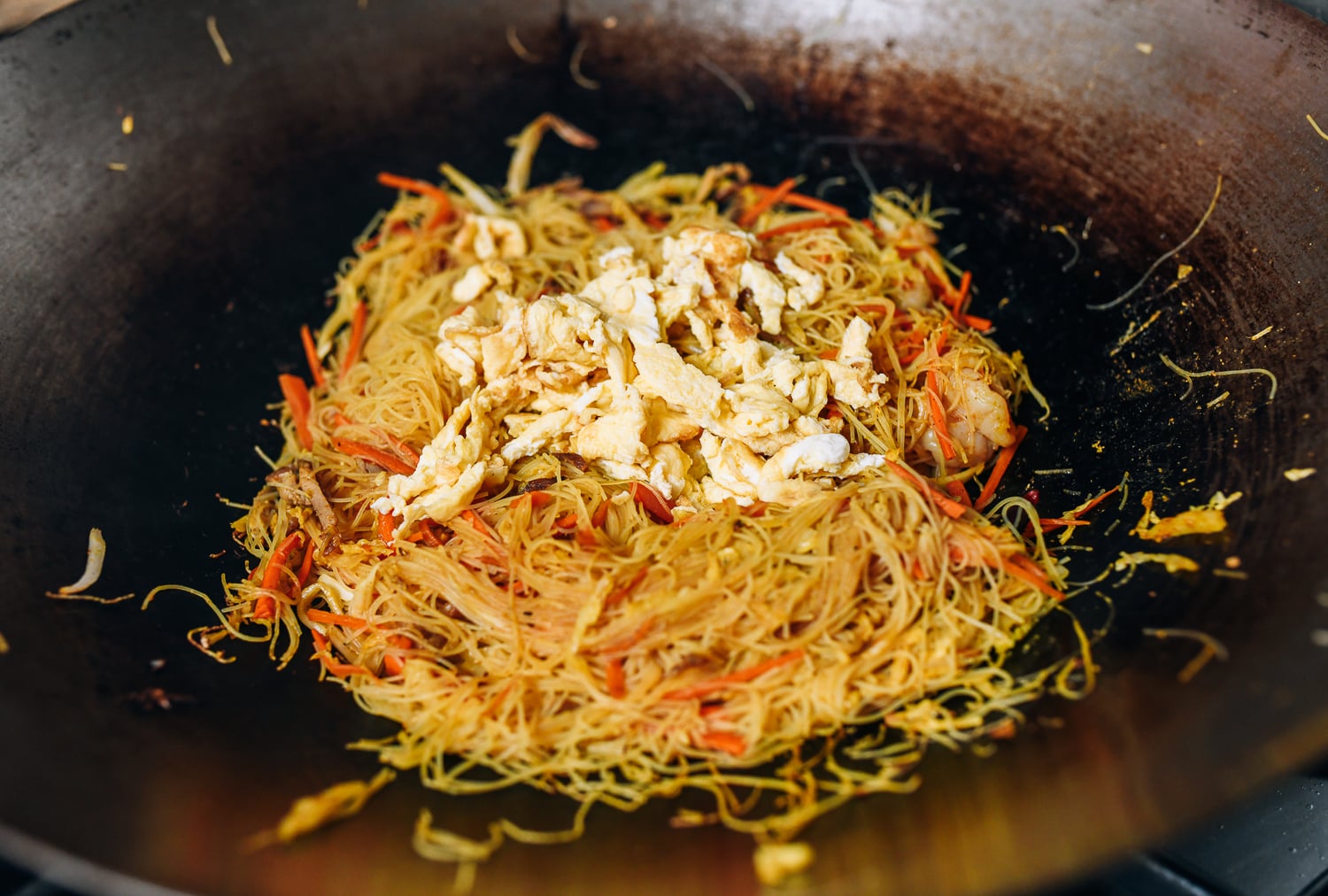 Adding cooked egg back to noodles in the wok, jcghk.dfhdjkvfj.cf