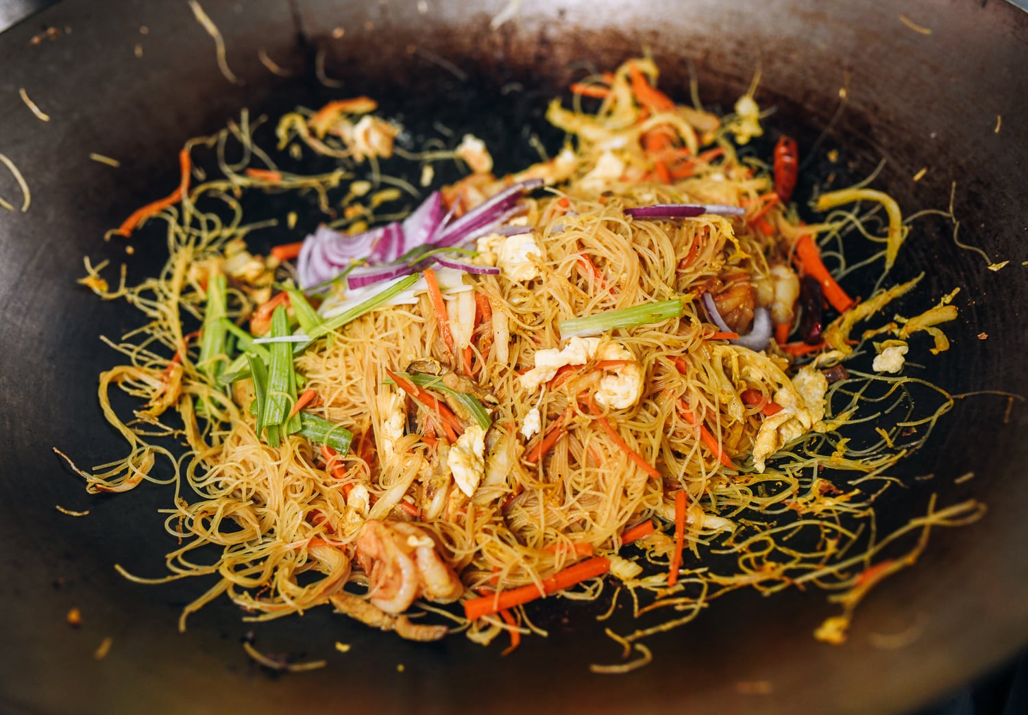 Adding scallions and red onion to Singapore Mei Fun, jcghk.dfhdjkvfj.cf