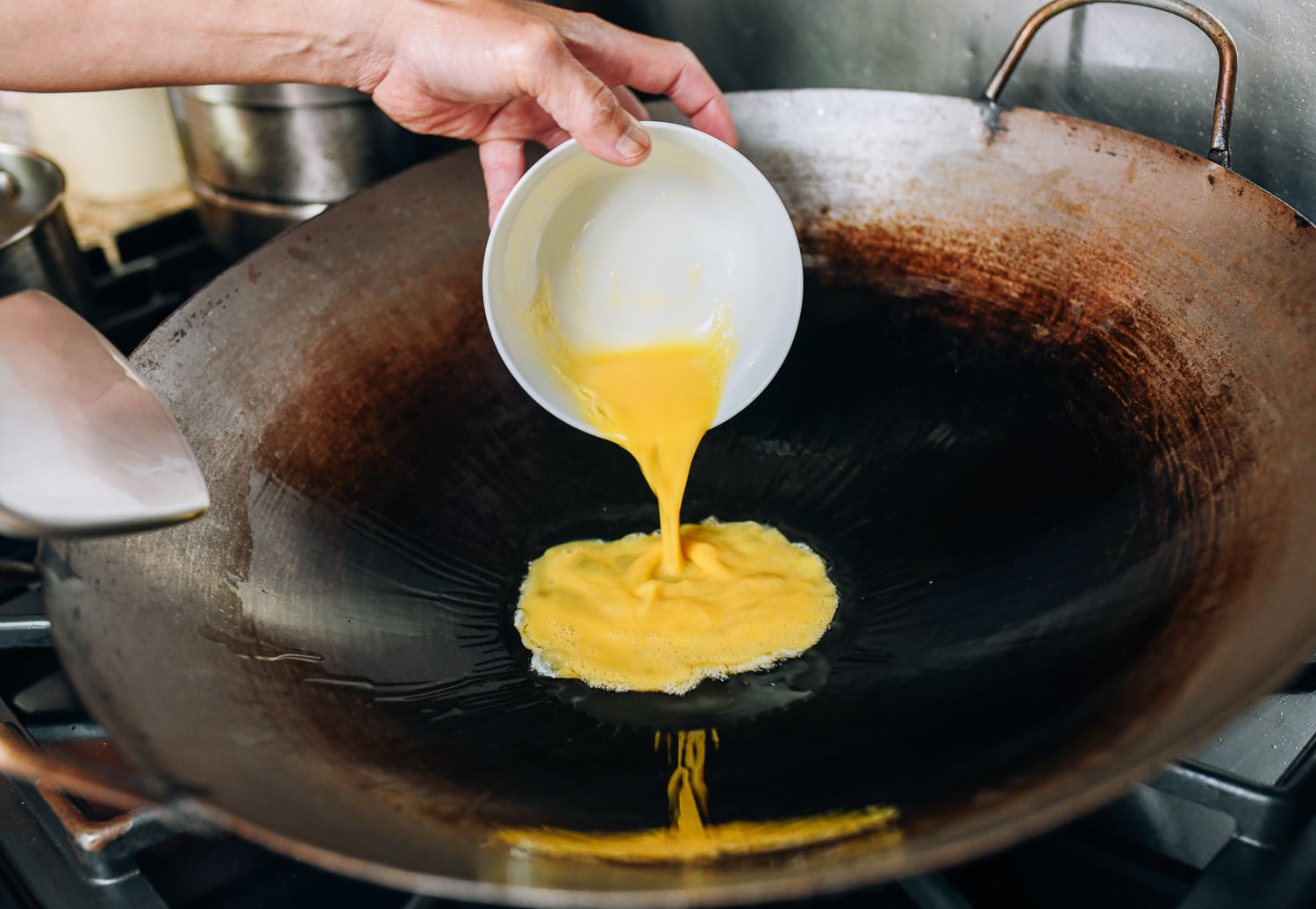 Adding beaten eggs to hot wok, jcghk.dfhdjkvfj.cf