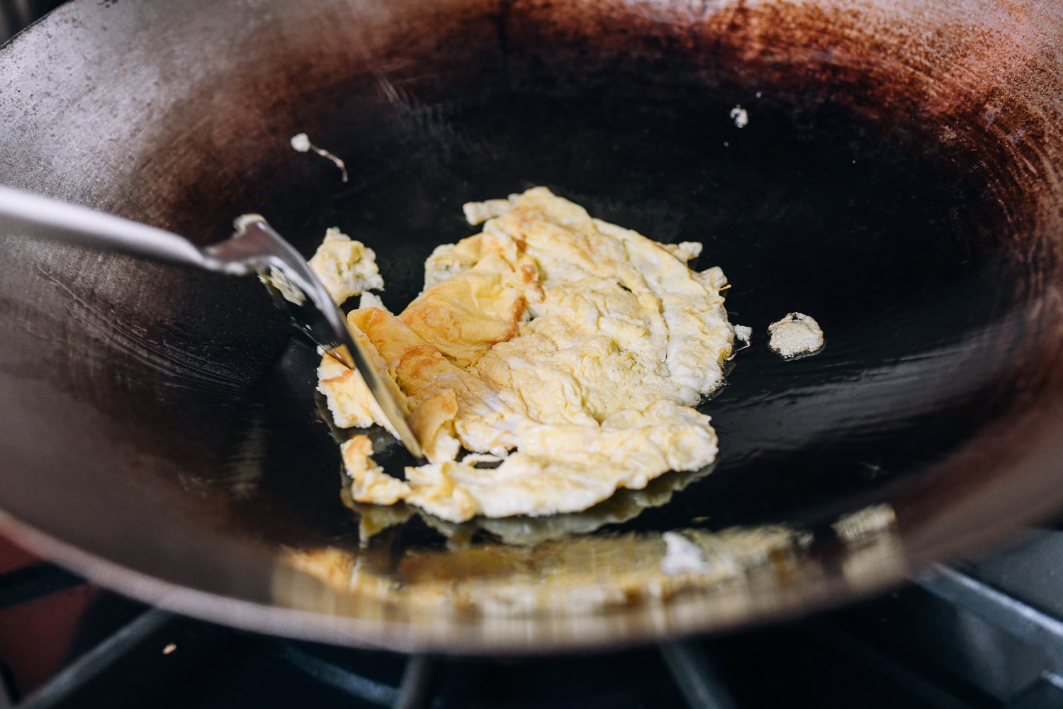 Breaking up scrambled eggs with wok spatula, jcghk.dfhdjkvfj.cf