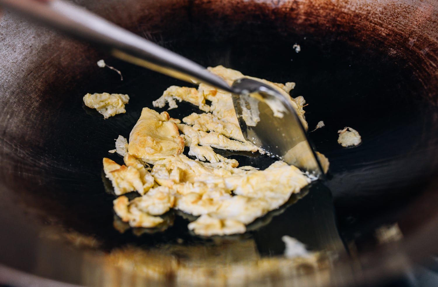 Breaking up scrambled eggs with wok spatula, jcghk.dfhdjkvfj.cf
