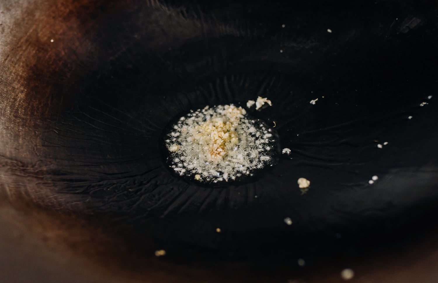 Oil and garlic in wok, jcghk.dfhdjkvfj.cf