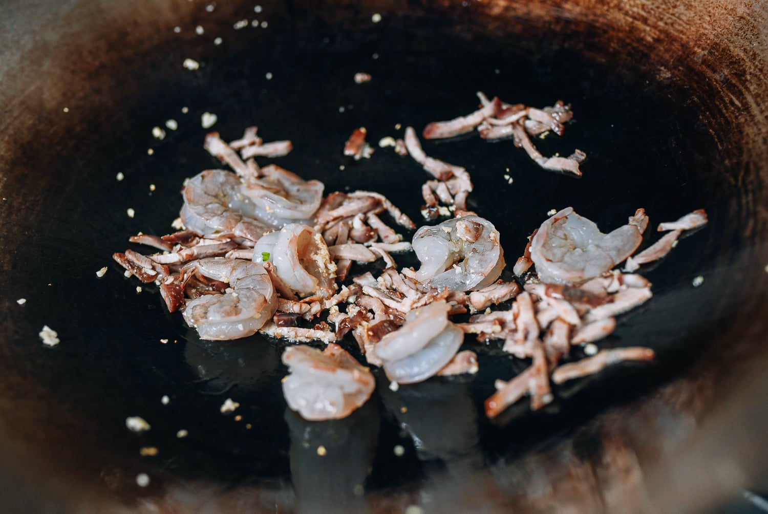 Adding shrimp and roast pork to wok, jcghk.dfhdjkvfj.cf