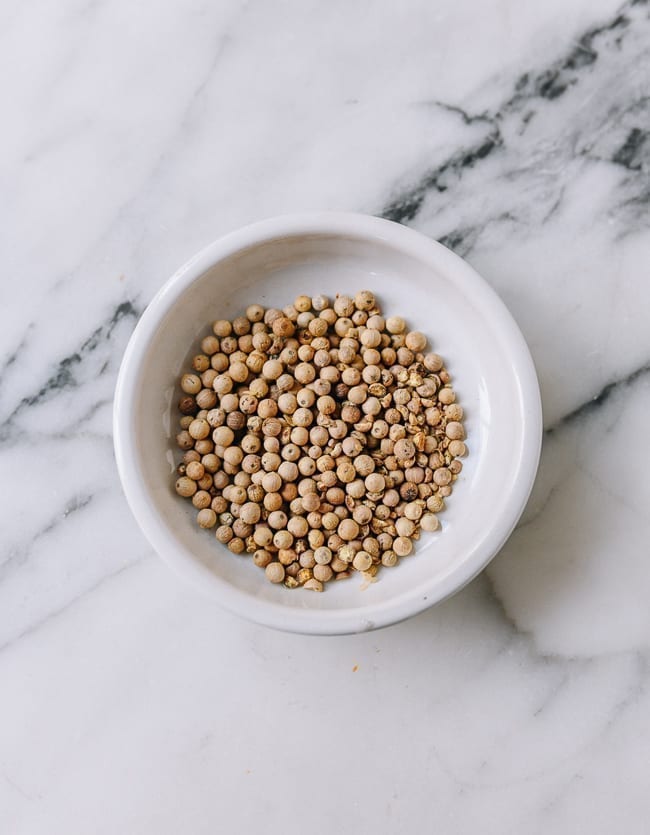 White peppercorns in small bowl, jcghk.dfhdjkvfj.cf