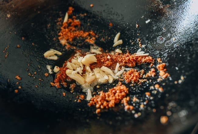Adding garlic to fried shrimp powder, jcghk.dfhdjkvfj.cf