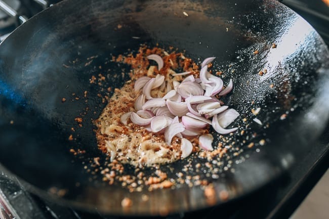 Adding shallots to wok, jcghk.dfhdjkvfj.cf