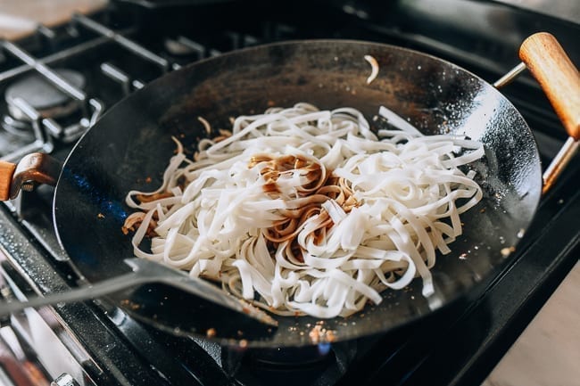 Adding noodles and pad Thai sauce to wok, jcghk.dfhdjkvfj.cf