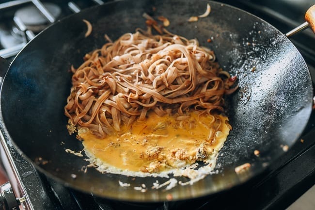 Scrambling eggs into pad thai noodles, jcghk.dfhdjkvfj.cf