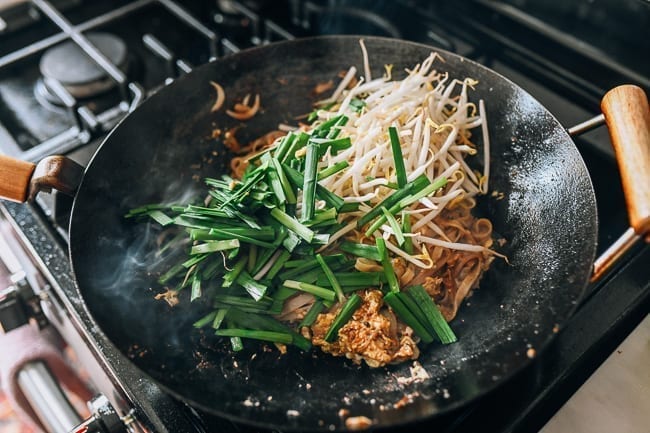 Adding garlic chives and bean sprouts to wok, jcghk.dfhdjkvfj.cf