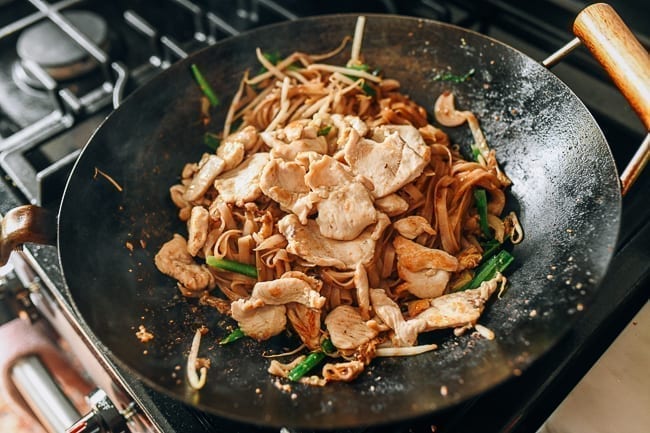 Adding chicken back to wok with noodles, jcghk.dfhdjkvfj.cf