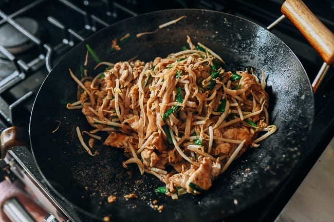 Stir-frying pad thai in wok, jcghk.dfhdjkvfj.cf