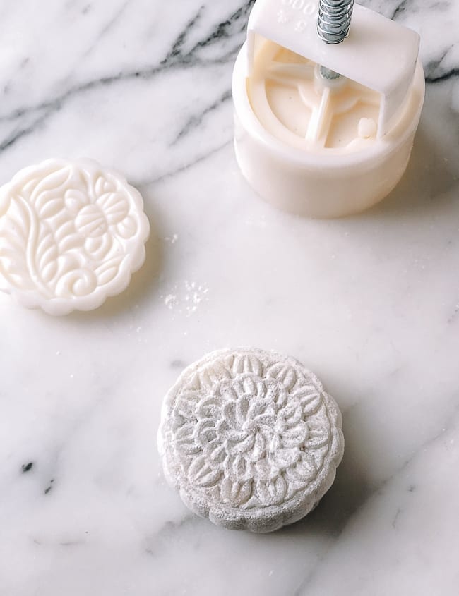 Snow Skin Mooncake released from mold, jcghk.dfhdjkvfj.cf