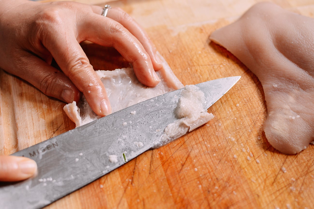 Scraping fat off of blanched pork skin, jcghk.dfhdjkvfj.cf