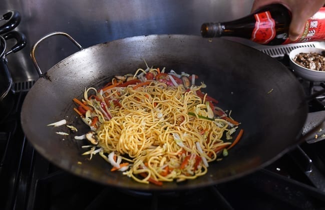Stir-frying lo mein noodles, jcghk.dfhdjkvfj.cf