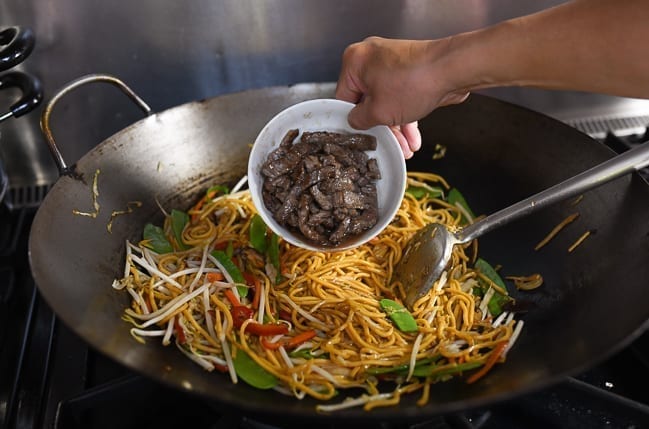 Adding cooked beef back to lo mein in wok, jcghk.dfhdjkvfj.cf