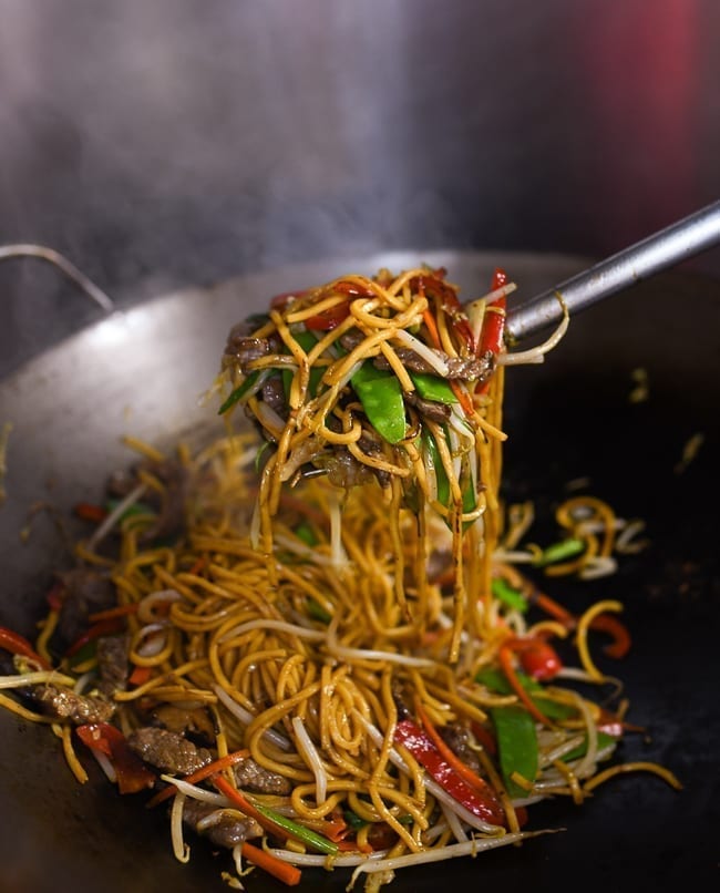 Lifting lo mein with wok spatula, jcghk.dfhdjkvfj.cf