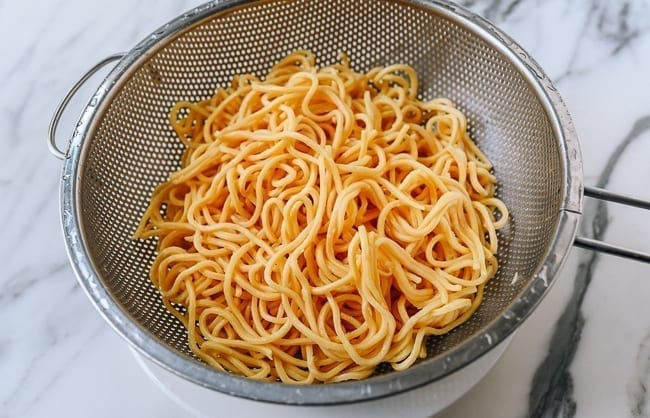 Lo mein noodles in a colander, jcghk.dfhdjkvfj.cf