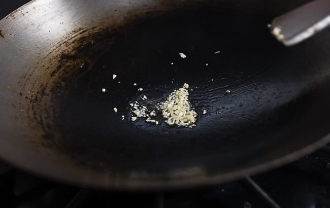 Adding garlic to oil, jcghk.dfhdjkvfj.cf