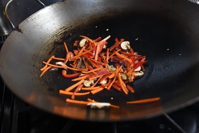 Adding carrots, peppers, and mushrooms to garlic in wok, jcghk.dfhdjkvfj.cf