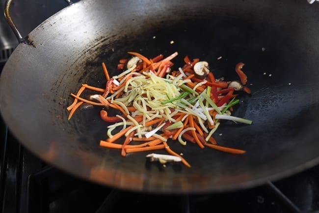 Adding bamboo shoots and white parts of scallions to wok, jcghk.dfhdjkvfj.cf