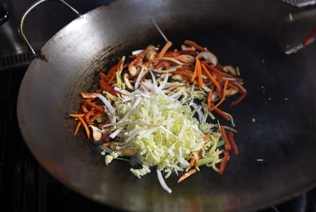 Adding napa cabbage to other vegetables in wok, jcghk.dfhdjkvfj.cf