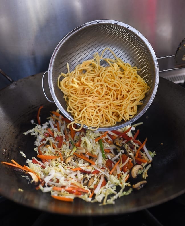 Adding lo mein noodles to vegetables in wok, jcghk.dfhdjkvfj.cf