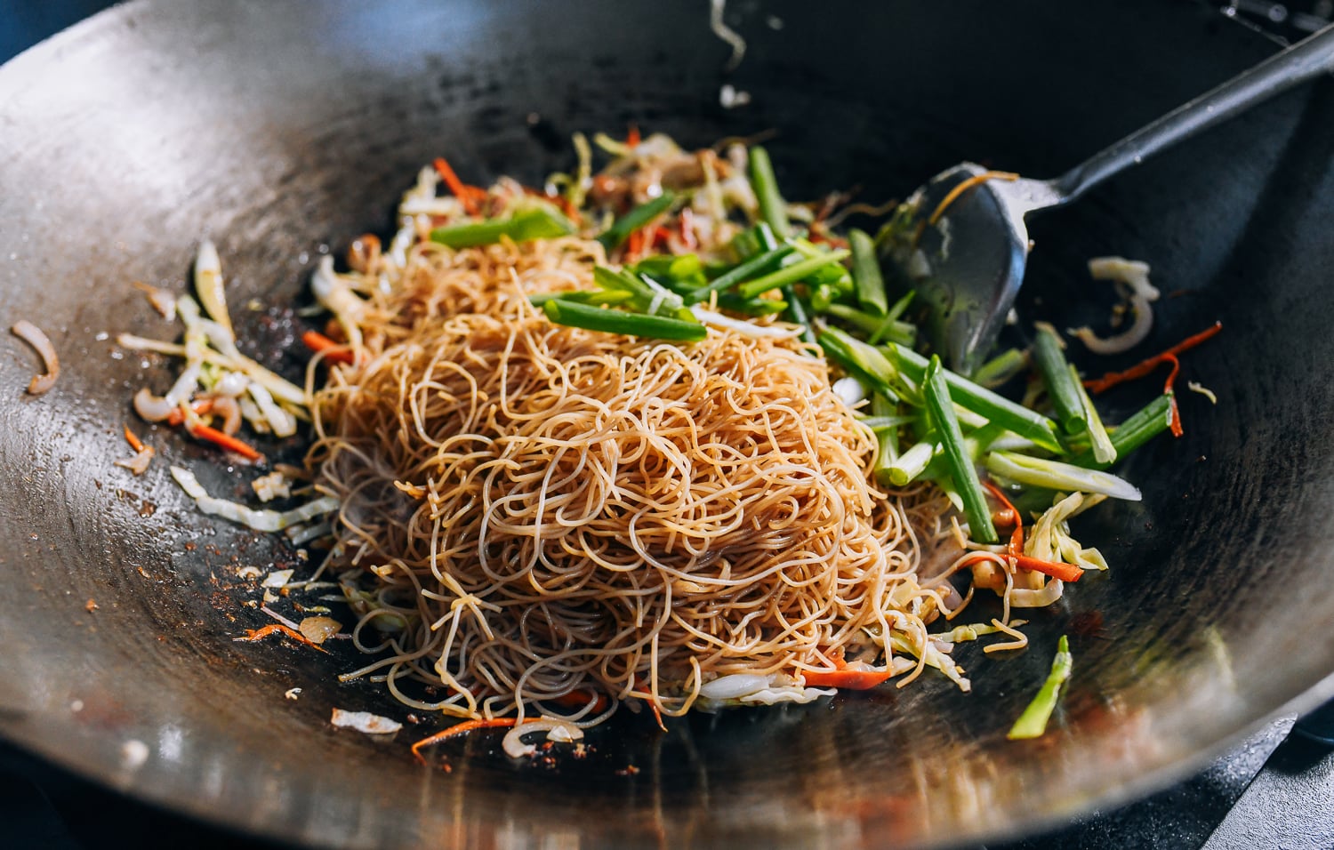Adding rice noodles and scallions to wok, jcghk.dfhdjkvfj.cf