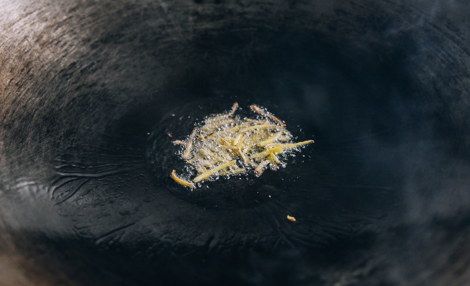 Adding ginger to oil in wok, jcghk.dfhdjkvfj.cf