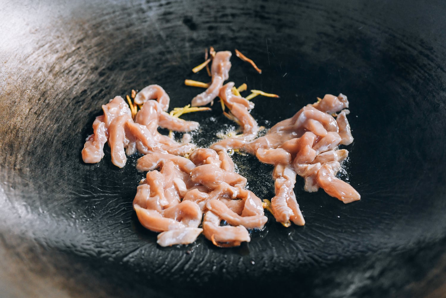 Adding chicken to ginger in wok, jcghk.dfhdjkvfj.cf