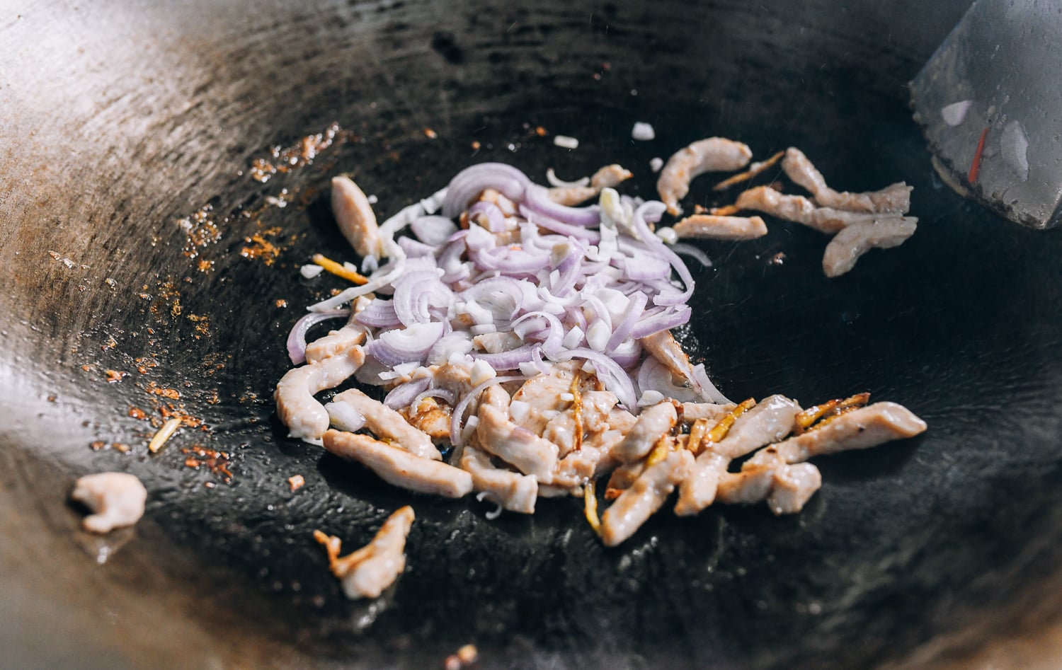 Adding shallots to chicken and ginger, jcghk.dfhdjkvfj.cf