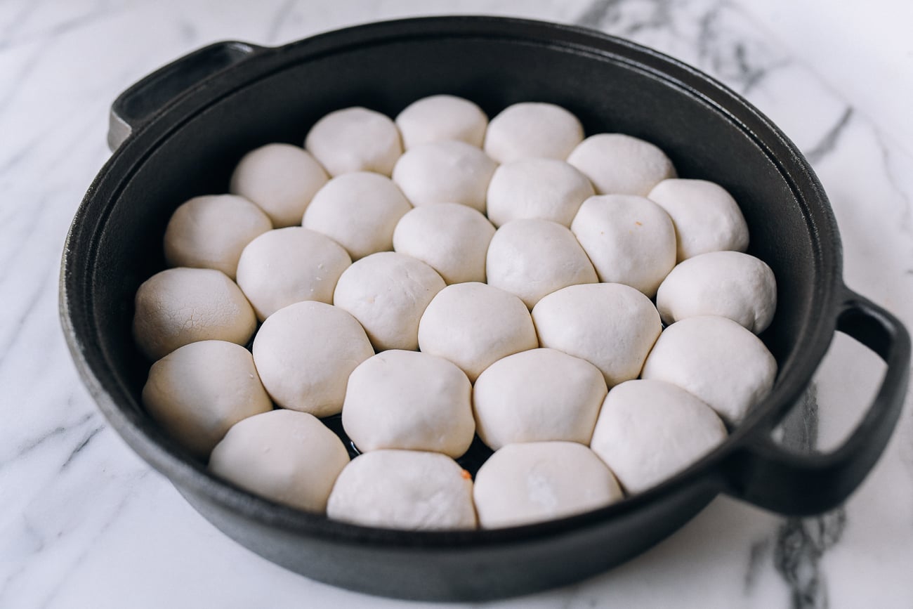 Buns arranged in pan, jcghk.dfhdjkvfj.cf