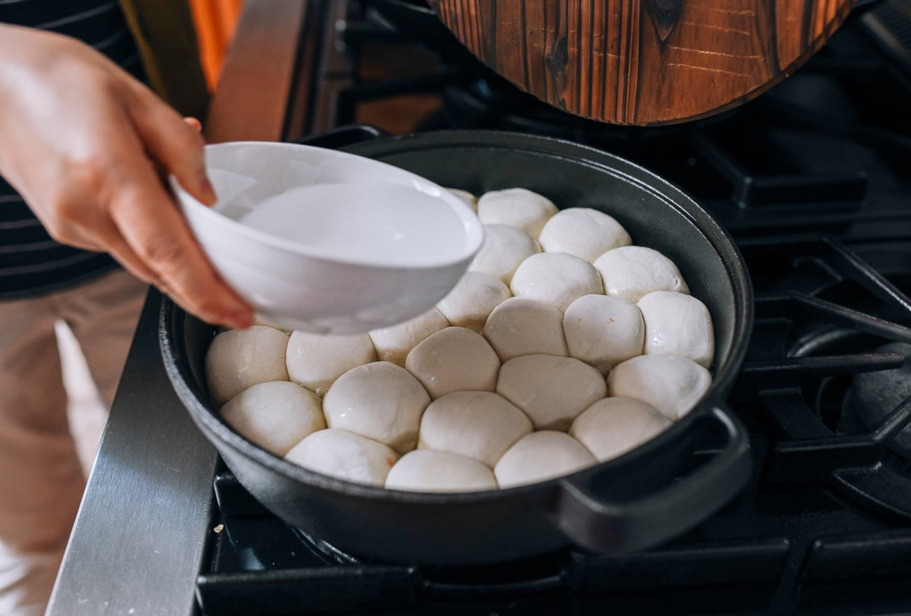Adding water to pan of Shengjian Bao, jcghk.dfhdjkvfj.cf