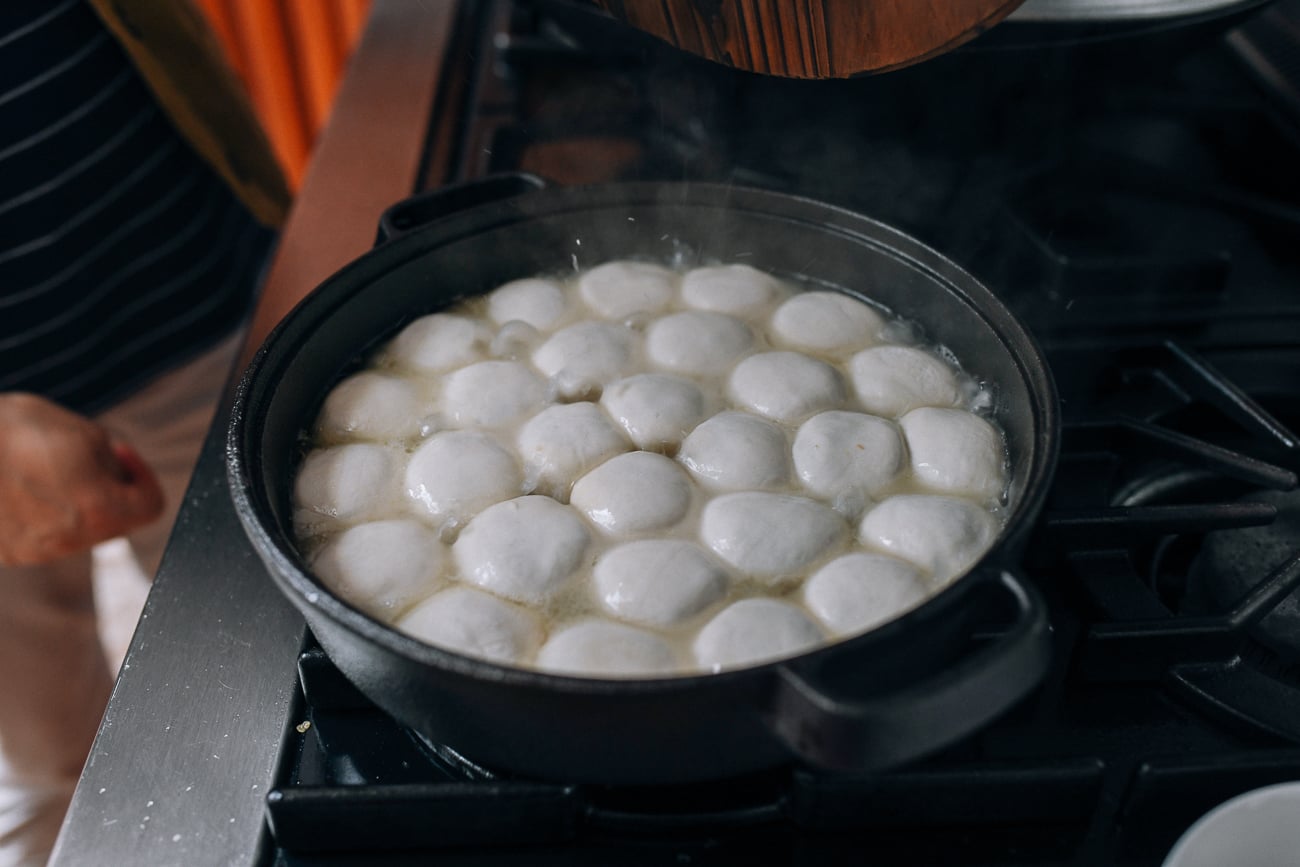 Water sizzling and bubbling in pan of Shengjian bao, jcghk.dfhdjkvfj.cf