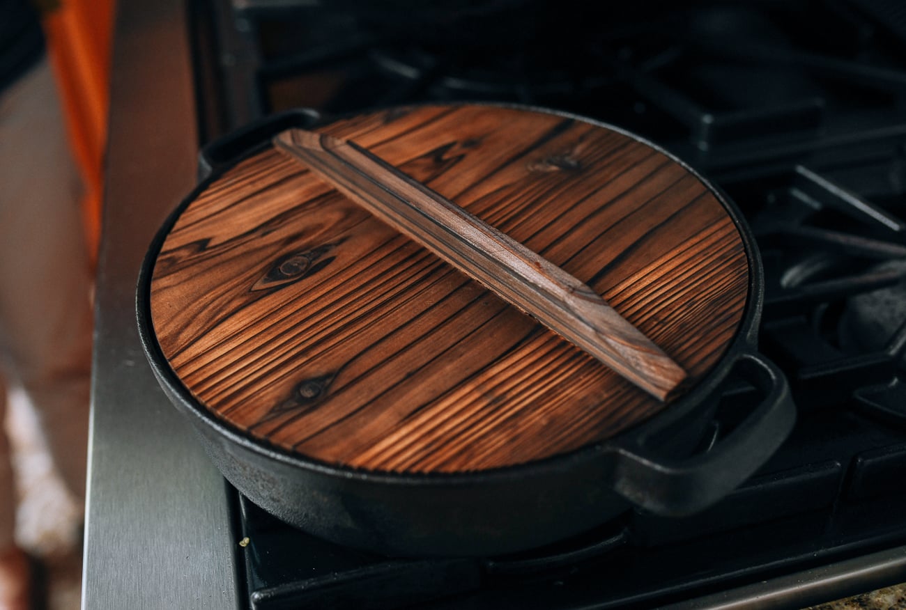 Chinese-style cast iron pan covered with wooden lid, jcghk.dfhdjkvfj.cf