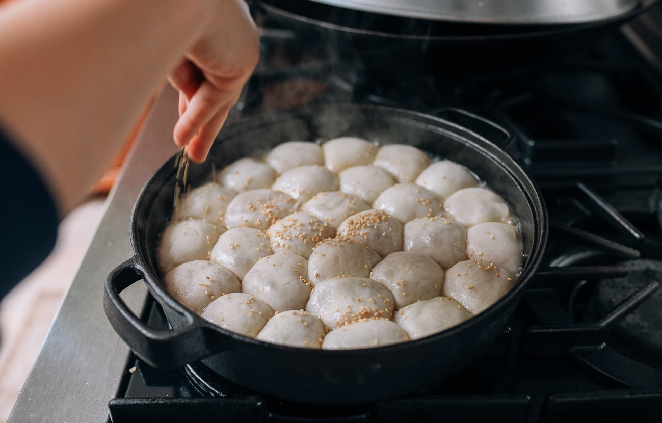 Sprinkling buns with sesame seeds, jcghk.dfhdjkvfj.cf