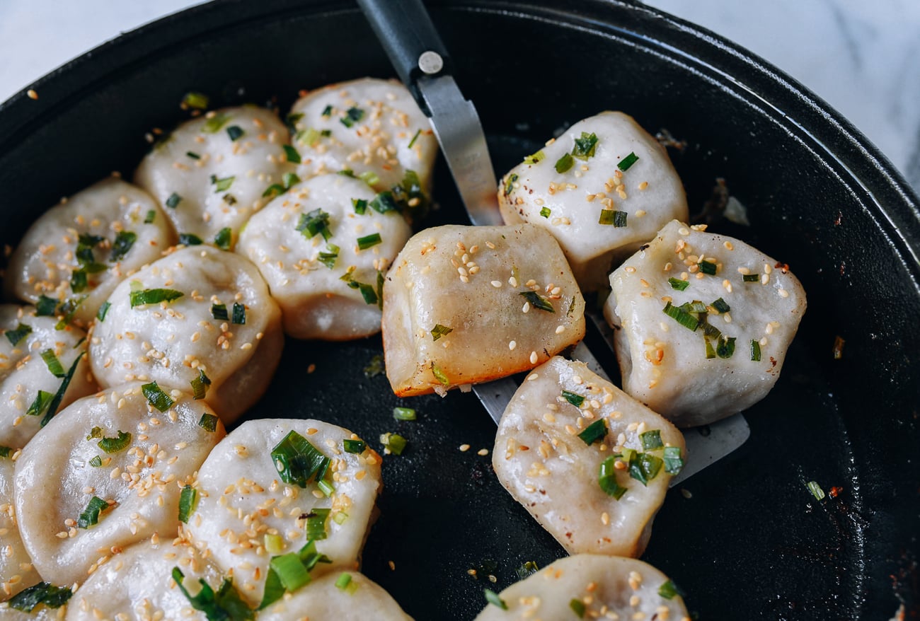 Taking Shengjian Mantou out of cast iron pan with spatula, jcghk.dfhdjkvfj.cf